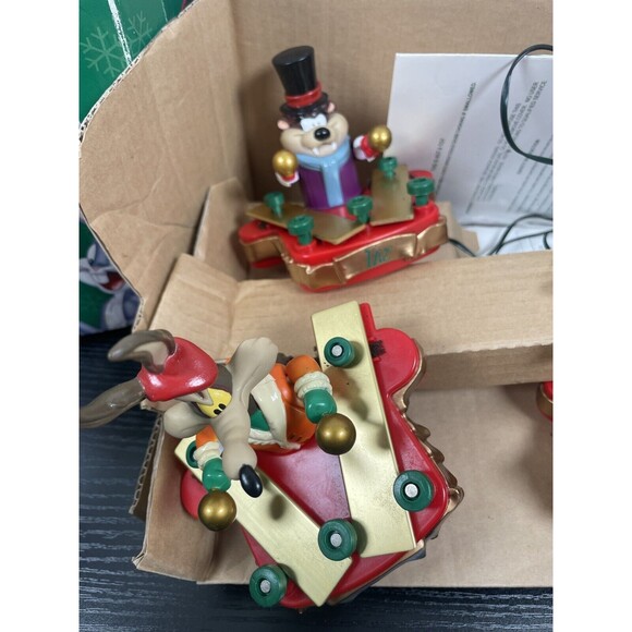 Mr. Christmas Looney Tunes Ornaments Musical Holiday 1997 Plays 20 Song With Box - Picture 5 of 16